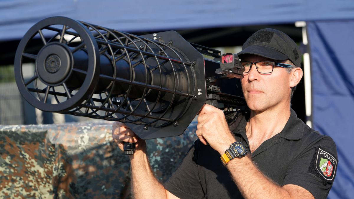 Un agente de policía muestra el funcionamiento de la nueva unidad antidrones durante una demostración previa al Campeonato de Europa de fútbol, antes del partido amistoso entre Alemania y Grecia, en el estadio Borussia Park de Mönchengladbach, Alemania, el 7 de junio de 2024.