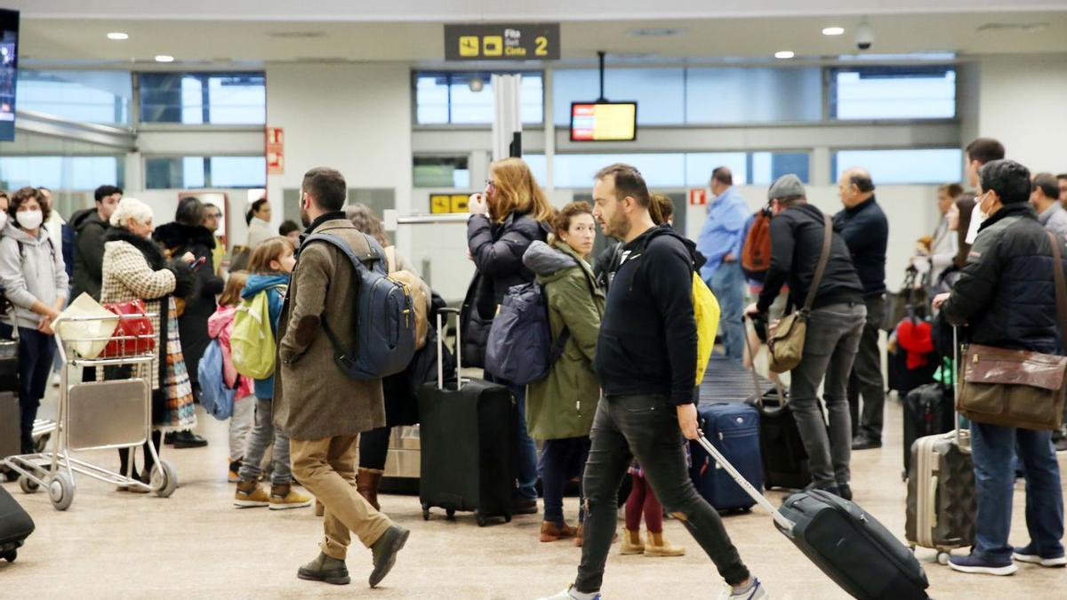 Pasajeros en el aeropuerto vigués de Peinador. |   // MARTA G. BREA