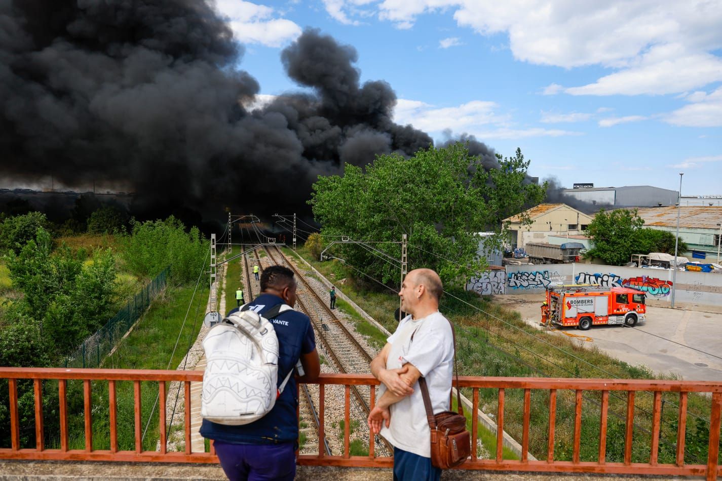 El incendio de la empresa de reciclaje de Silla, en imágenes
