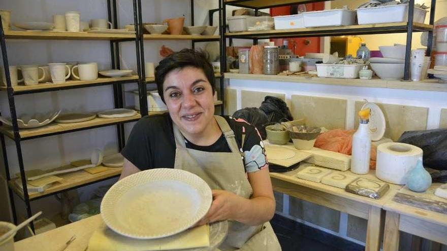 Laura Delgado posa con un plato en su taller de Cambre.