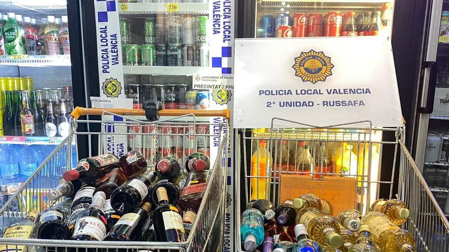 La Policía Local se incauta de 1.500 latas y 150 botellas en Russafa