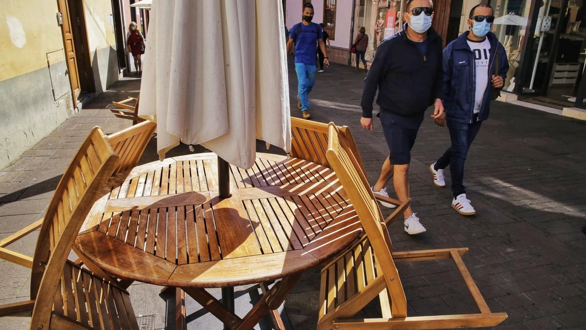 Un bar de La Laguna pliega sus sillas sin clientes