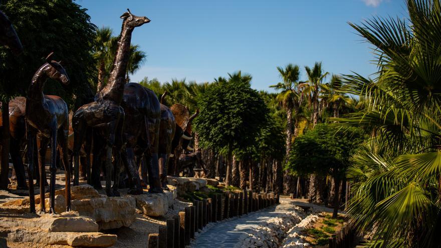 Jardín de esculturas africanas dentro el Bacalhôa Buddha Eden / Shutterstock