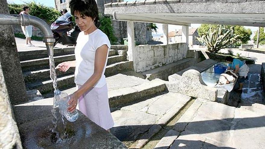 Los vecinos de Matamá ya realizaron su propio análisis del agua de una de las fuentes de la parroquia.