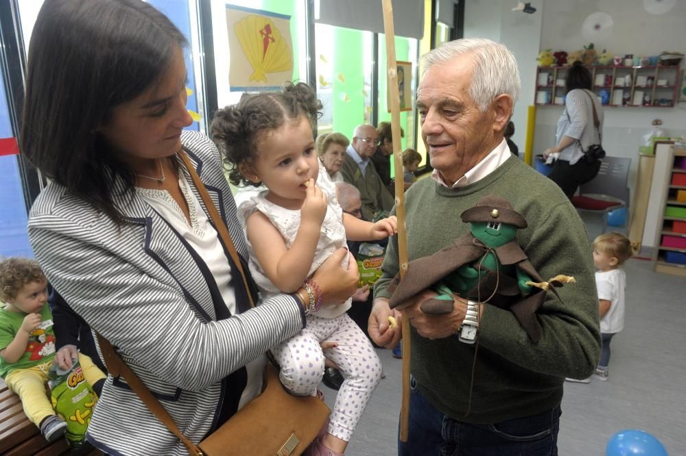 Visita de pacientes con alzheimer de Afaco a la escuela infantil de Os Rosales