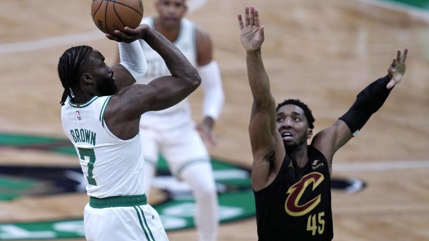 Los Celtics mantienen a raya a los Cavaliers
