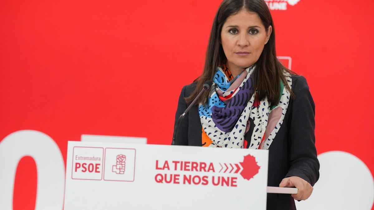 La portavoz del PSOE extremeño, Isabel Gil Rosiña, este lunes en rueda de prensa.