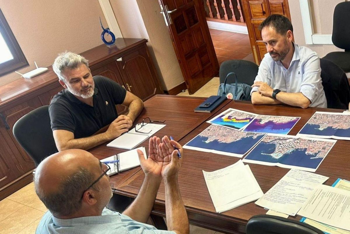 Councilor David Hernández (c) during a sharing of data with the writing team. | | ED