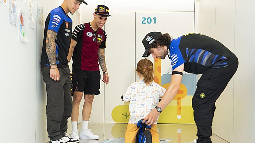 Pilotos de MotoGP y Moto2 visitan el Hospital Universitari Dexeus y donan &#039;minibikes&#039; a los pacientes pediátricos