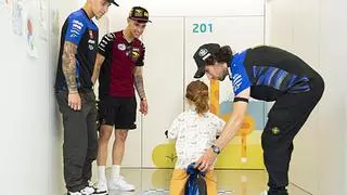 Pilotos de MotoGP y Moto2 visitan el Hospital Universitari Dexeus y donan 'minibikes' a los pacientes pediátricos