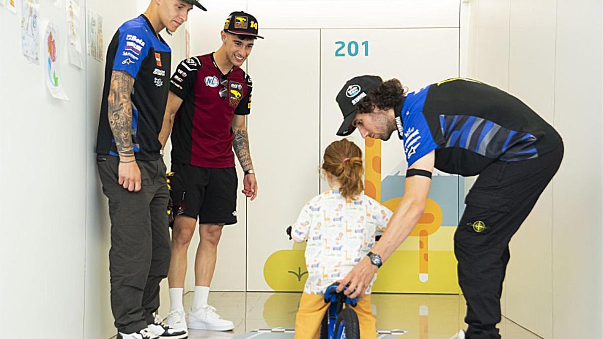 Pilotos de MotoGP y Moto2 visitan el Hospital Universitari Dexeus y donan ‘minibikes’ a los pacientes pediátricos