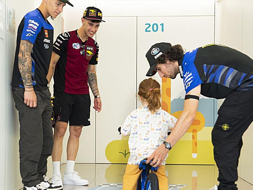 Pilotos de MotoGP y Moto2 visitan el Hospital Universitari Dexeus y donan &#039;minibikes&#039; a los pacientes pediátricos