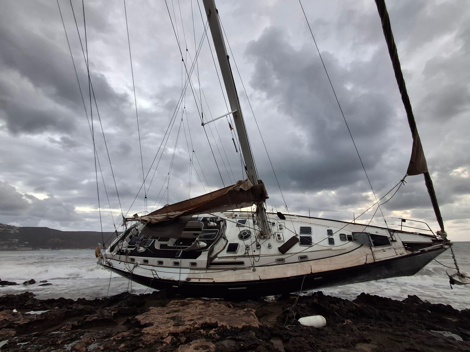 Las imágenes del velero encallado en Xàbia