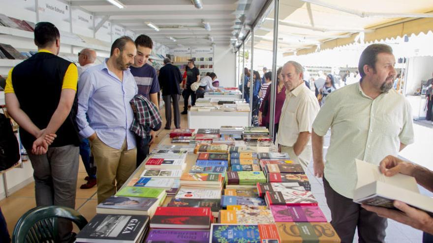 Una plaça plena de lletres i imaginació