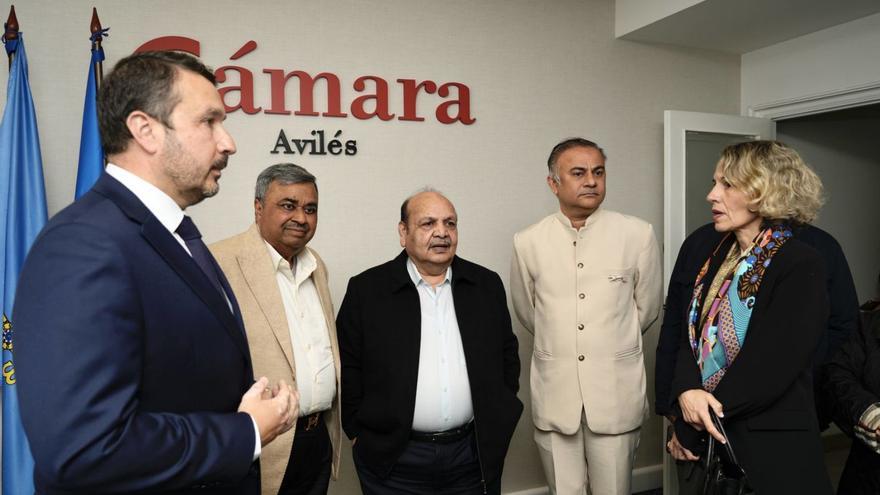 Por la izquierda, Daniel González, presidente de la Cámara de Comercio de Avilés; Mukesh Gupta, dueño de Indian Food Group; Manohar Lal, propietario de Haldiram Group; Amit Sawhney y Manuela Flórez. | MARIO CANTELI