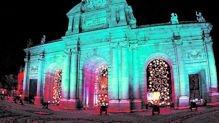 La Puerta de Alcalá, iluminada de azul, el color de la bandera europea, la noche del jueves al viernes.