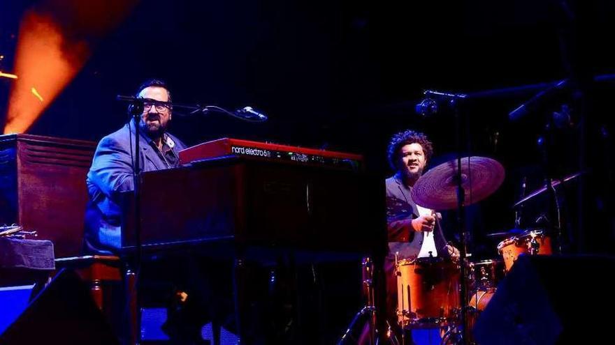 El trío liderado por Joey DeFrancesco, anoche durante su actuación en la plaza de A Ferrería. // Rafa Vázquez