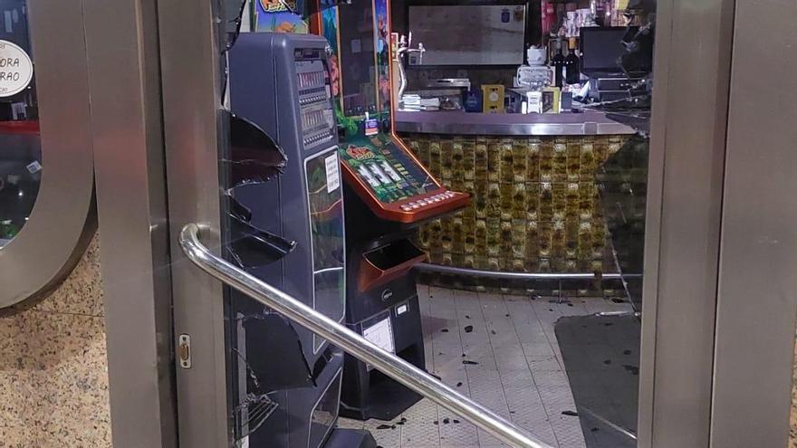 Estado en el que quedó la puerta del local tras el intento de robo.