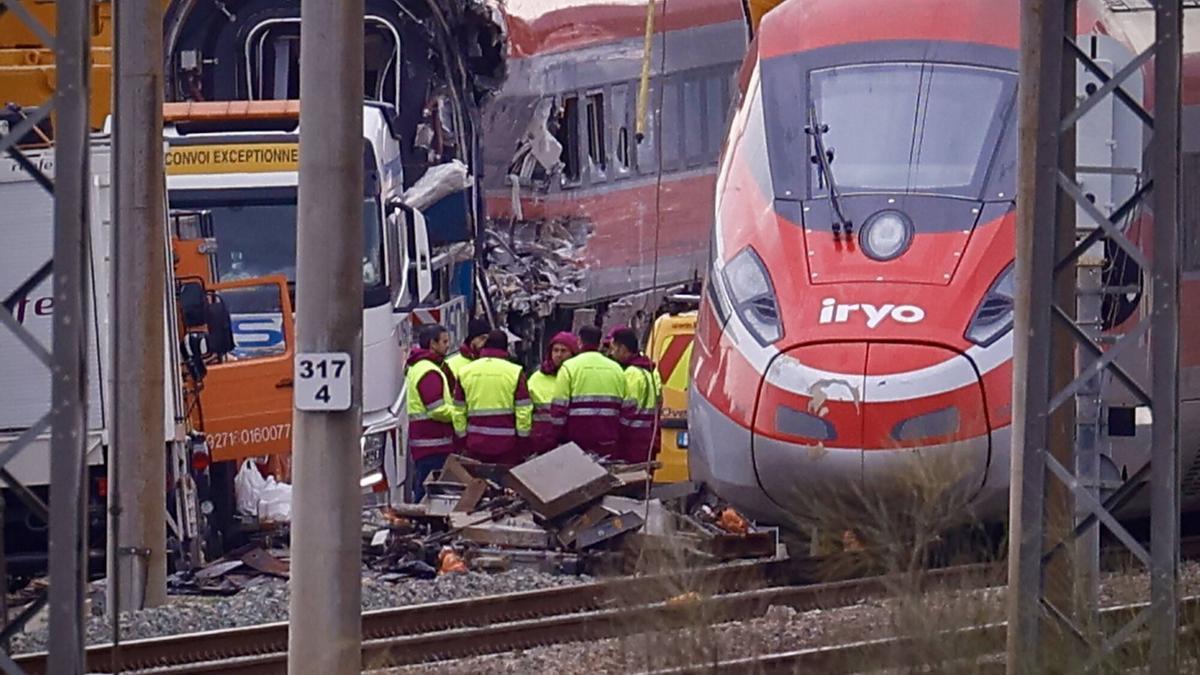 Operarios trabajan en el accidente de trenes de Adamuz.