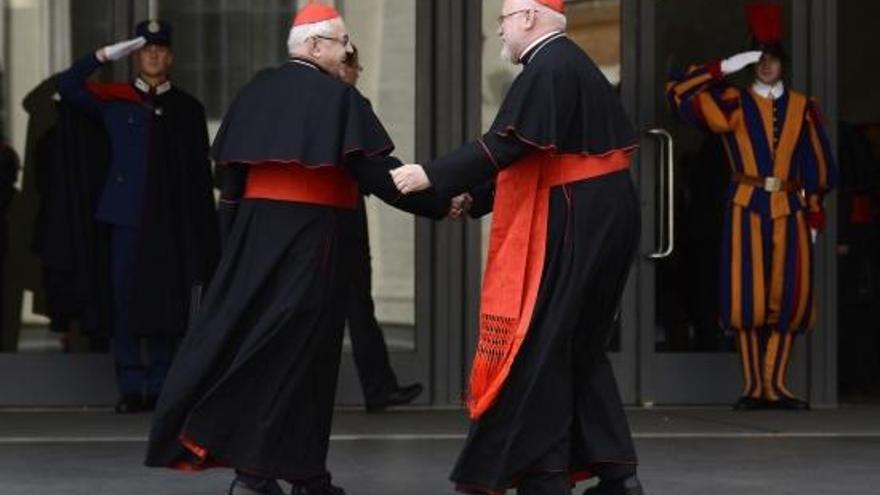 Dos cardenals se saluden al Vaticà.