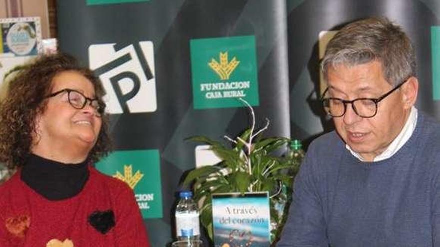 Mercedes Tuñón, junto a Ismael González Arias con el libro.