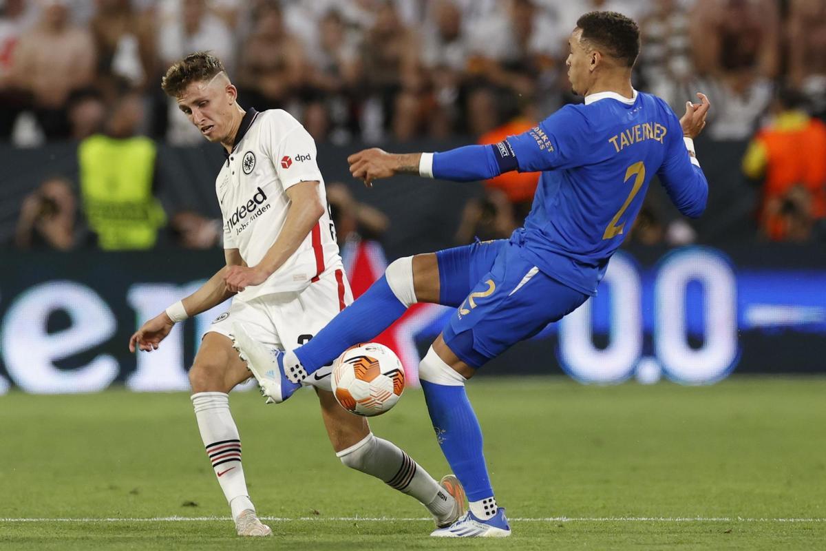 SEVILLA, 18/05/2022.- El defensa del Glasgow Rangers James Tavernier (d) pelea un balón con Jesper Lindstrom, del Eintracht Fráncfort, durante el partido de la final de la Liga Europa que se disputa este miércoles en el estadio Ramón Sánchez-Pizjuán, en Sevilla. EFE/Julio Muñoz