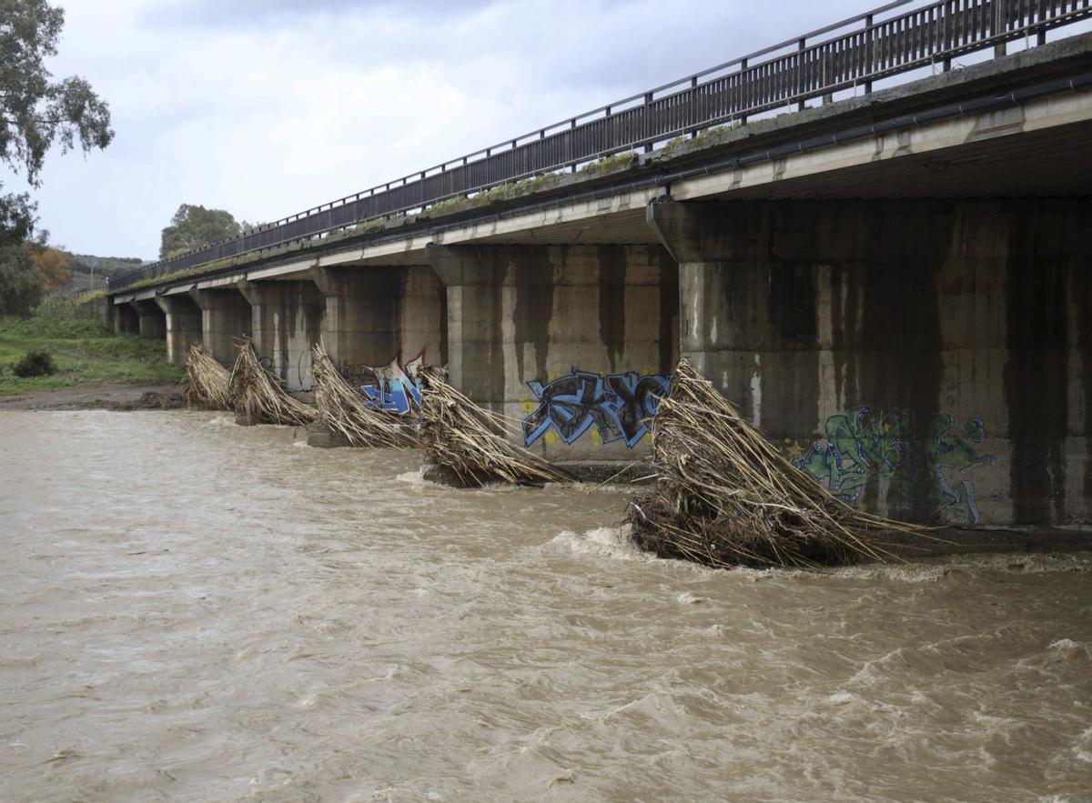 Vista de uno de los  cauces del Valle del Guadalhorce, cuyos embalses ya suman 265 hectómetros cúbicos.