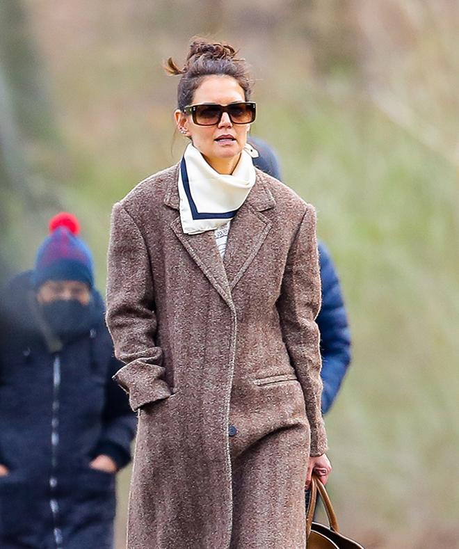 Primer plano de Katie Holmes con recogido