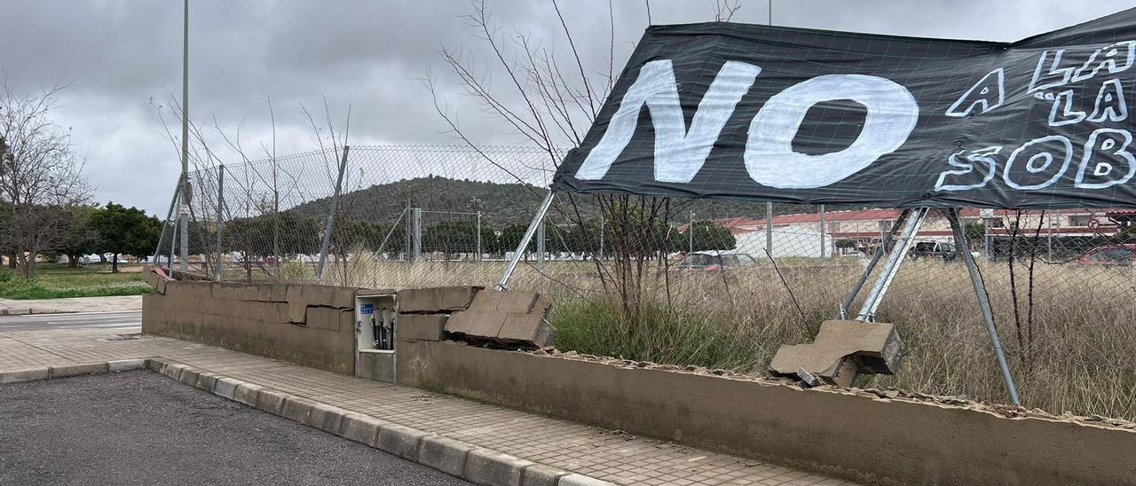 El viento derribó el muro que sujetaba la pancarta y cayó al suelo.