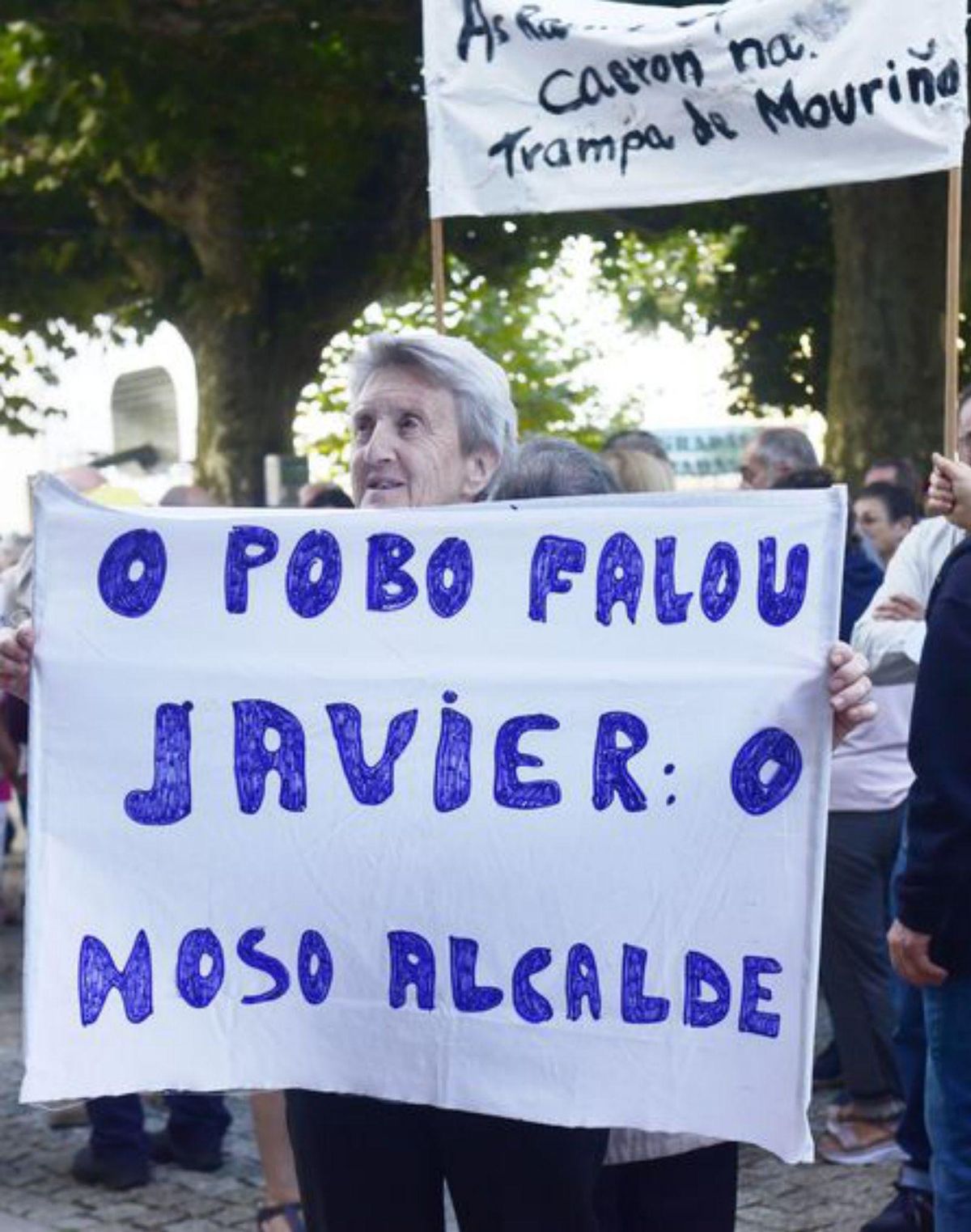 El Gobierno local y afines con una pancarta. | | CASTELEIRO/ROLLER