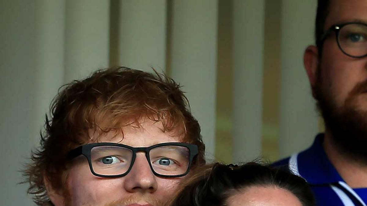 Ed Sheeran y Cherry Seaborn, viendo juntos un partido de fútbol