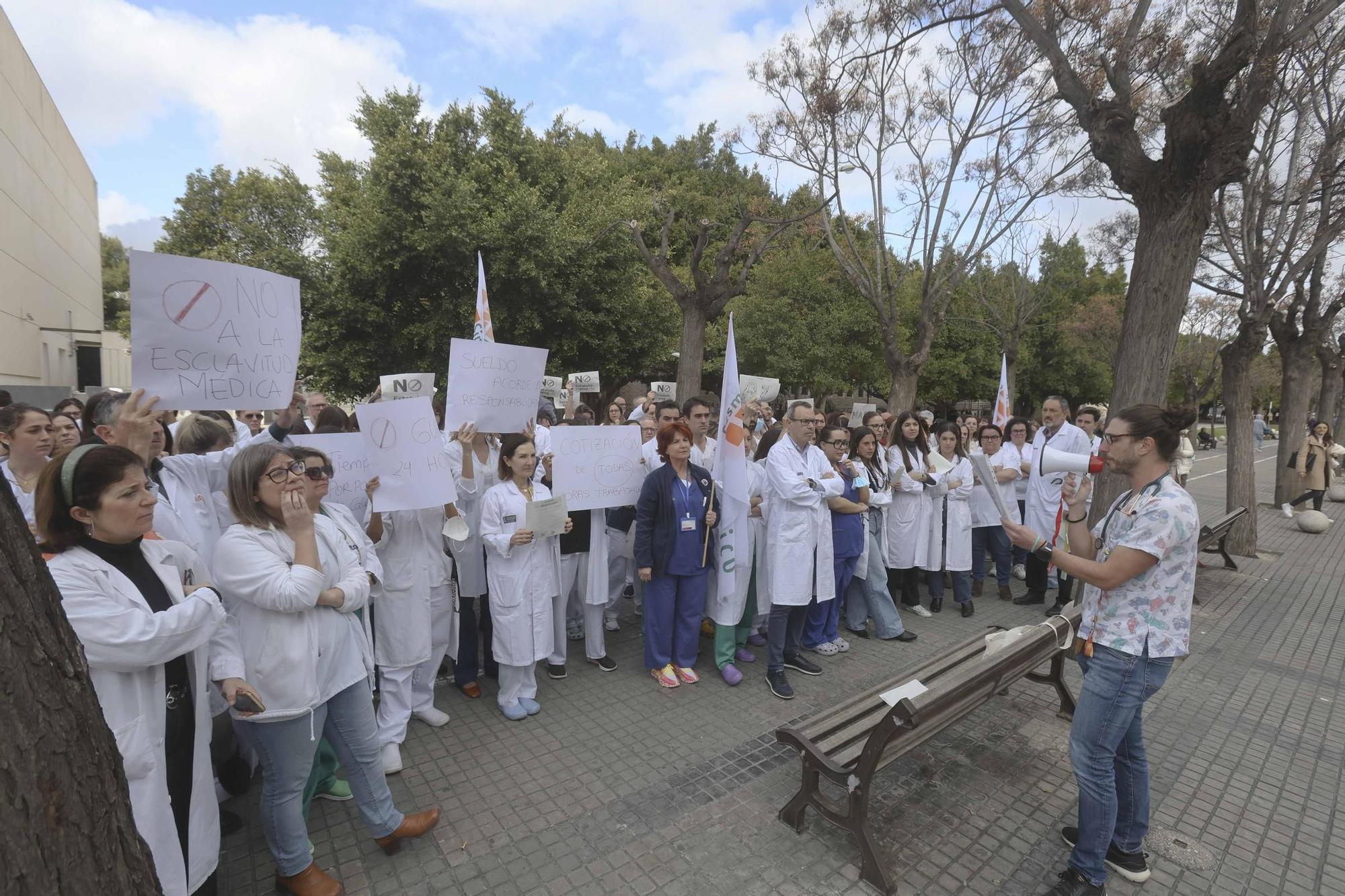 Protesta de los médicos del Hospital de Sant Joan contra el nuevo estatuto laboral