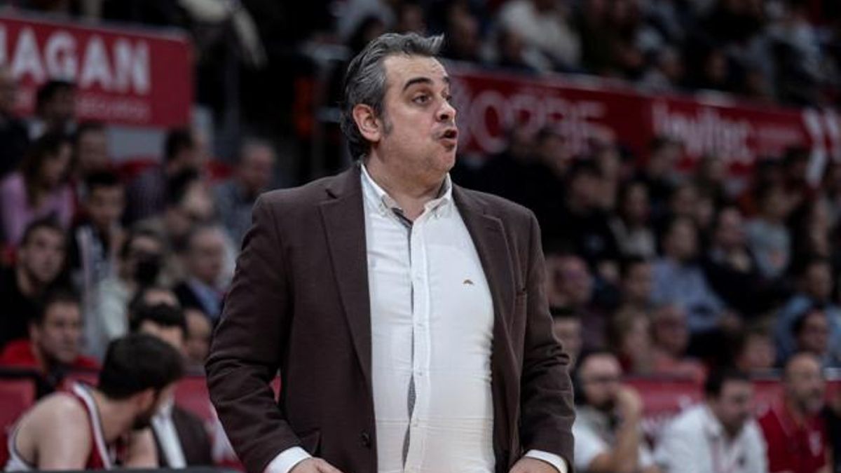 Iñaki Martín da instrucciones durante el partido ante el Barcelona.