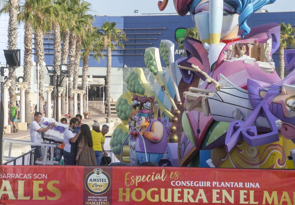 El remate de la hoguera Port d'Alacant cae al mar