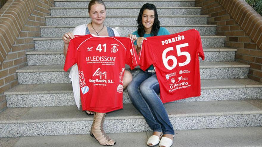 Mariia Makarenko y Maialen Mugica posan con la camiseta del Porriño. // Marta G. Brea