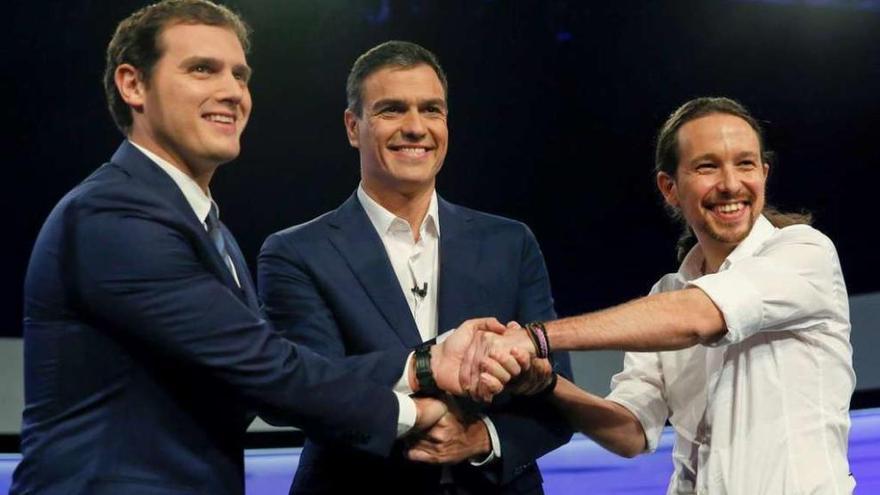 Rivera, Sánchez e Iglesias se saludan antes de participar en un debate electoral televisivo. // Efe