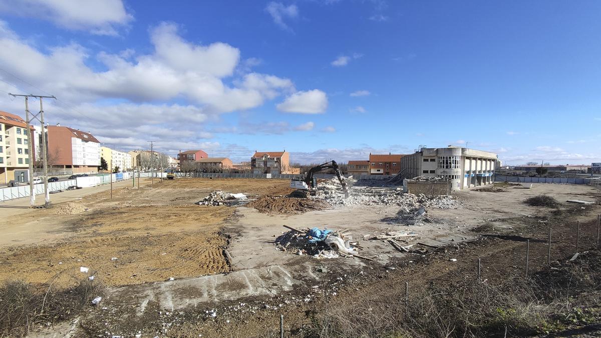 Maquinaria pesada trabaja en la demolición de inmuebles en la finca en la que Mercadona construirá su nueva superficie comercial.