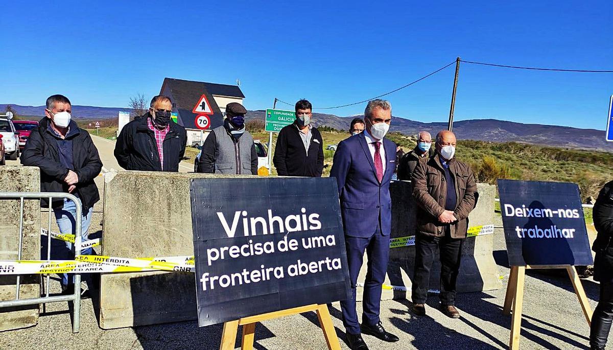 Unos grandes bloques de cemento obstaculizan el paso fronterizo. | // FDV
