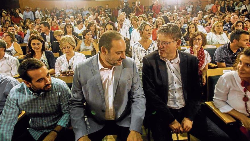 El ministro de Fomento, José Luis Ábalos, y el jefe del Consell, Ximo Puig, en la Fiesta de la Rosa.