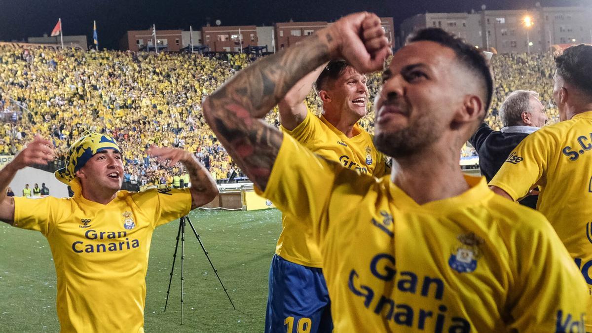 Viera celebra emocionado el ascenso junto a sus compañeros.