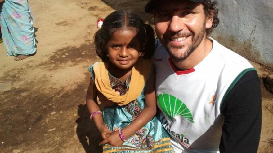 Jongeneel con Yubarani, niña india que tiene apadrinada.