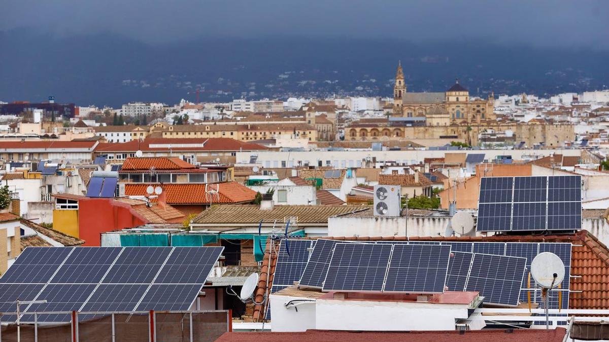 Placas solares en viviendas de Córdoba, con la Mezquita de fondo.