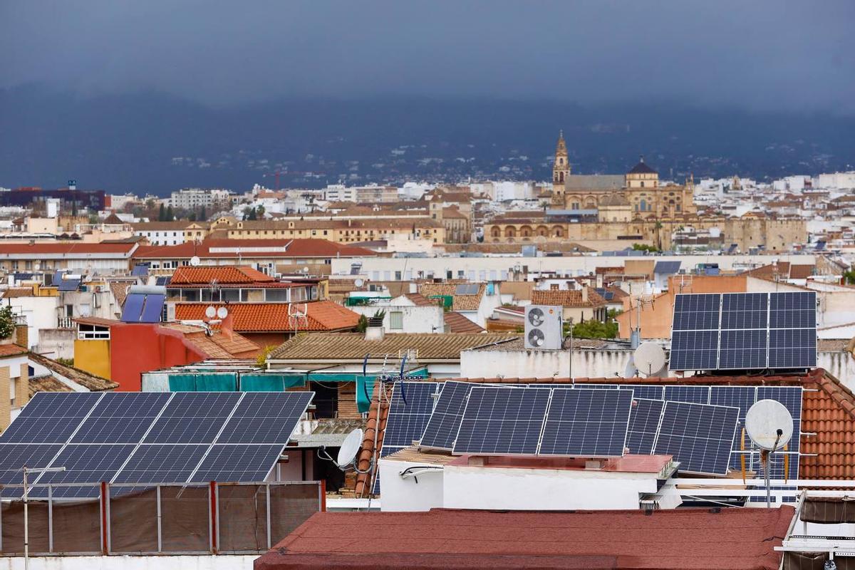 Placas solares en viviendas de Córdoba, con la Mezquita-Catedral de fondo.