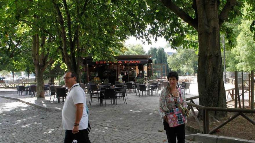 Paseantes en el parque de Isabel la Católica.