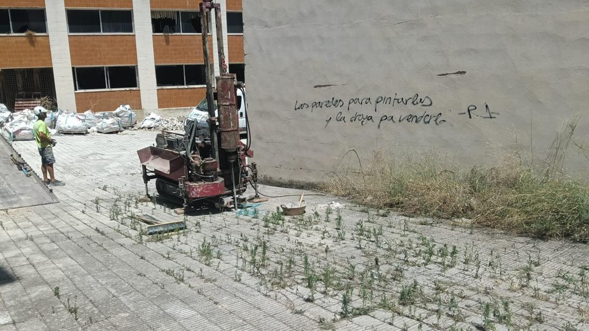 Un operario junto a una máquina de sondeos en la parcela del Tint en Bocairent.
