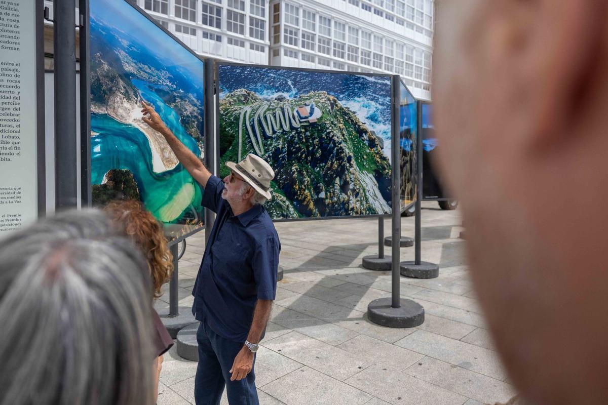 La inauguración de 'O mar que nos habita', del fotógrafo Xurxo Lobato, en la zona de A Mariña