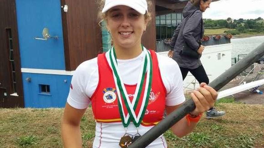 Carlota González, en Cork, tras recibir las dos medallas.