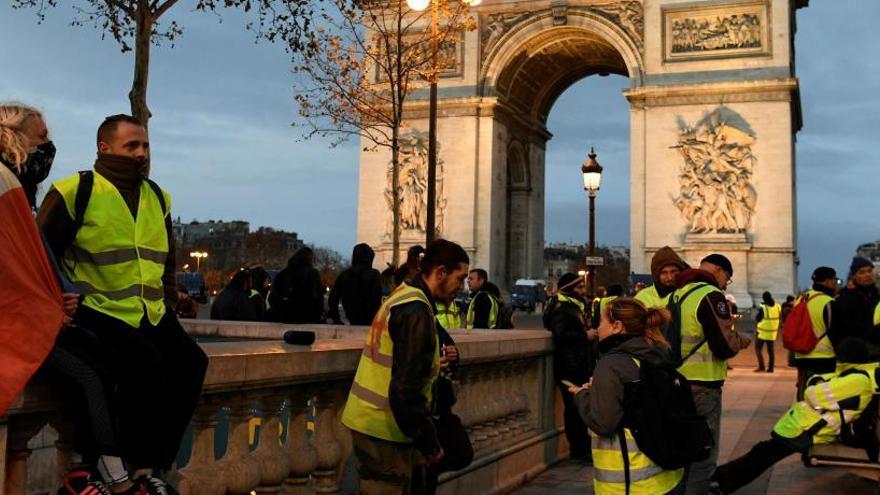 Manifestantes en el Arco de Triunfo.