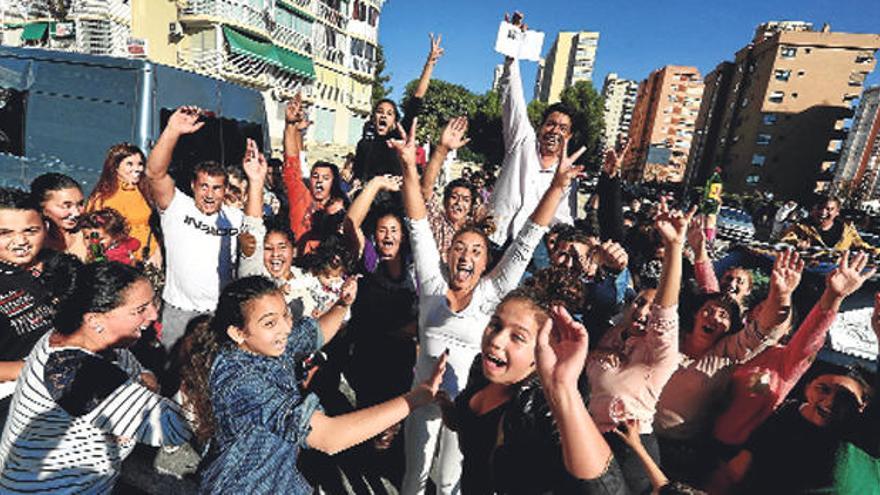 Decenas de personas ocuparon ayer parte de la avenida Portugal para celebrar el segundo premio.