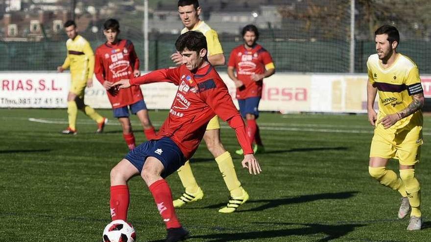 Una acción del partido de ayer entre el Astur y el Navarro disputado en el Hermanos Llana de Oviedo.